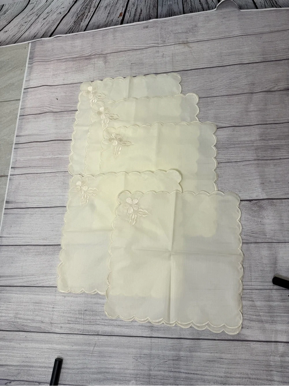 Set of 6 Vintage Ivory Embroidered Floral Linen Napkins 14x14 Scalloped Edge